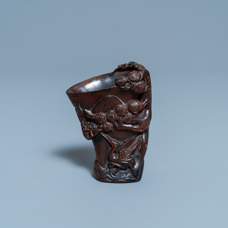 Een Chinese hoornen libation cup, Jiaqing