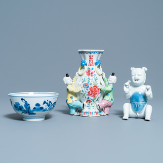 Un bol, une figure d'un garçon et un vase mural en porcelaine de Chine, Kangxi/Qianlong