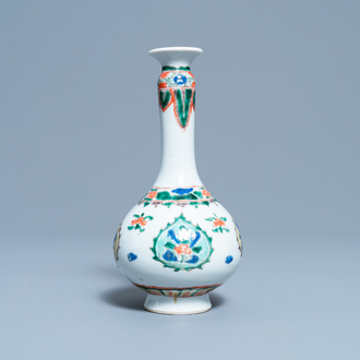 Un vase de forme bouteille en porcelaine de Chine famille verte, Kangxi