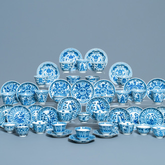 Une collection de tasses et soucoupes en porcelaine de Chine en bleu et blanc, 19ème