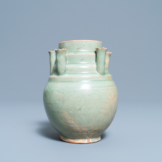 Une urne à cinq becs en porcelaine de Chine céladon de Longquan, Song