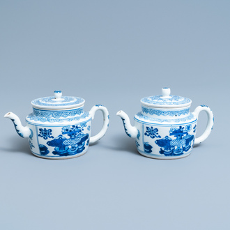 Une paire de théières en porcelaine de Chine en bleu et blanc à décor d'antiquités, Kangxi