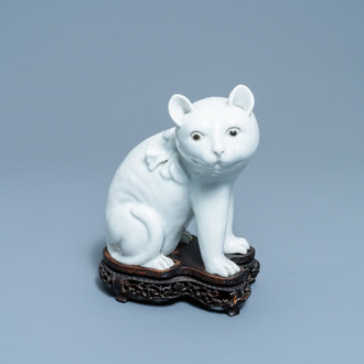 Een Chinees Dehua blanc de Chine model van een kat op houten sokkel, 19e eeuw