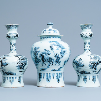 Une garniture de trois vases en faïence de Delft en bleu et blanc à décor de chinoiserie, 17/18ème