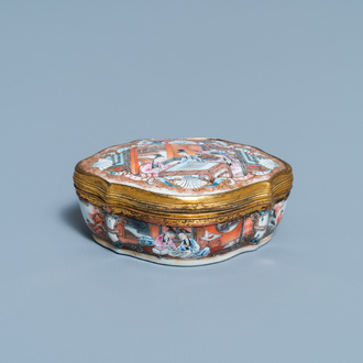 Une boîte couverte en porcelaine de Chine famille rose à monture dorée, Qianlong