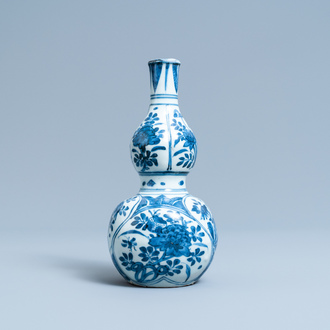 A Chinese blue and white double gourd vase with floral design, Wanli