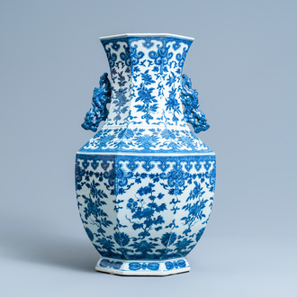 Un vase de forme 'hu' en porcelaine de Chine en bleu et blanc, marque de Qianlong, 19ème