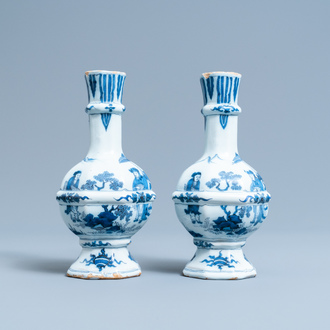 Une paire de vases en faïence de Delft en bleu et blanc à décor de chinoiserie, fin du 17ème