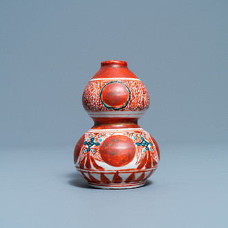 Een Chinese polychrome Swatow kalebasvaas, Ming