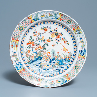 Un plat en faïence de Delft polychrome à décor d'une chinoiserie, Angleterre, 18ème