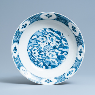 Un plat en porcelaine de Chine en bleu et blanc dite 'de Swatow' à décor de cerfs, Ming