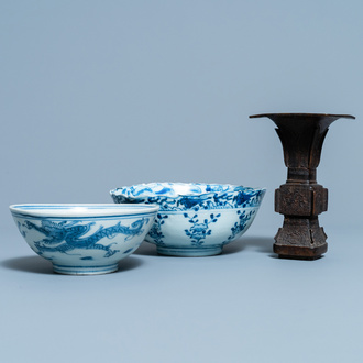 Deux bols en porcelaine de Chine en bleu et blanc et un vase en bronze, Ming