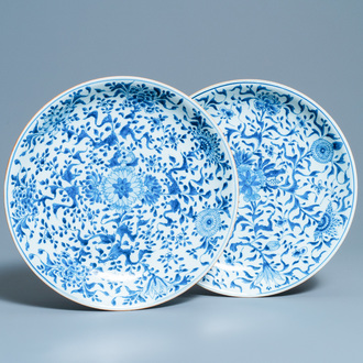 Een paar Chinese blauw-witte schotels met floraal decor, Kangxi