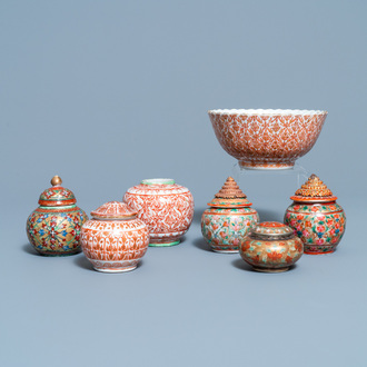 Six jarres et un bol en porcelaine de Chine Bencharong pour le marché thai, 19ème