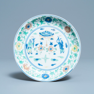 Une coupe en porcelaine de Chine wucai à décor de deux garçons, marque et époque de Wanli