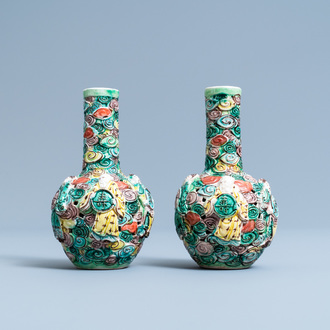 Een paar Chinese opengewerkte flesvormige famille verte vaasjes, 19e eeuw