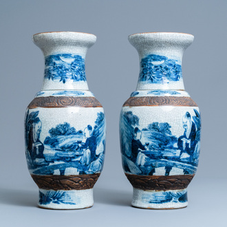 Een paar Chinese blauw-witte Nanking craquelé vazen, 19e eeuw