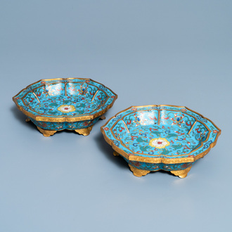 Een paar Chinese bloemvormige cloisonné schotels, Qianlong