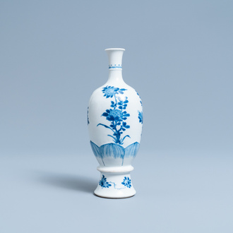 Un vase en porcelaine de Chine en bleu et blanc à décor floral, Kangxi