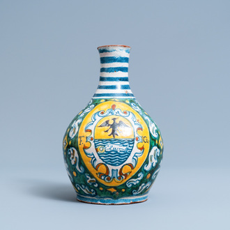 Een polychrome Italiaanse majolica apothekersfles met wapen, Deruta, 17e eeuw