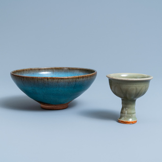 Un bol sur piedouche en porcelaine céladon de Longquan et un bol de type Junyao, Ming et/ou après