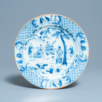 Un plat en porcelaine de Chine en bleu et blanc à décor de musiciens, Kangxi