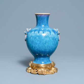 Un vase en porcelaine de Chine à émail flambé à monture en bronze doré, 18/19ème