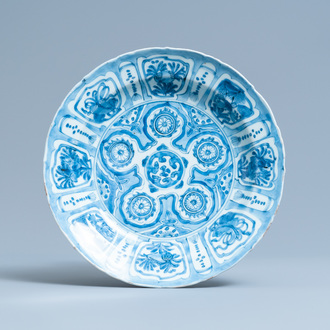 Un plat en porcelaine de Chine en bleu et blanc de type kraak, Wanli