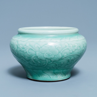 Een Chinese celadon pot met floraal decor, Chenghua merk, Qianlong