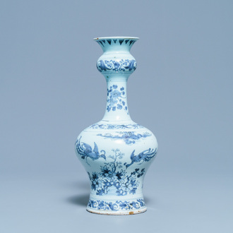 Un vase en faïence de Delft en bleu et blanc à décor chinoiserie, fin du 17ème