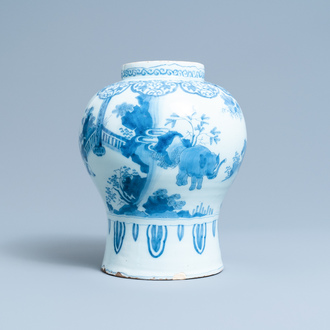 Un vase en faïence de Delft en bleu et blanc à décor chinoiserie avec un éléphant, fin du 17ème