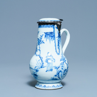 Een Chinese blauw-witte dekselkan met zilveren montuur, Yongzheng