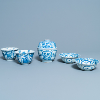 Cinq bols en porcelaine de Chine en bleu et blanc de type kraak, Wanli