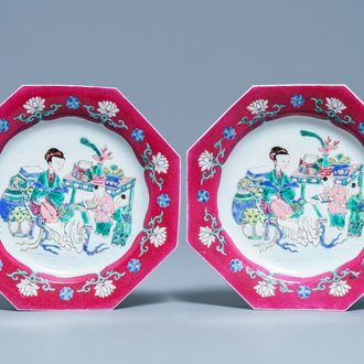 Een paar Chinese octagonale famille rose borden met robijnrode rand, Yongzheng