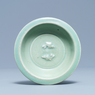Une coupe en porcelaine de Chine céladon de Longquan à décor de 'deux poissons', Song
