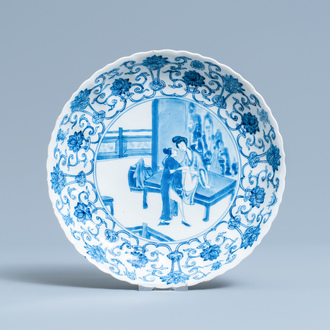 Une assiette en porcelaine de Chine en bleu et blanc à sujet érotique, Kangxi