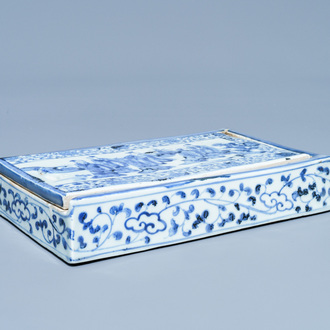 Une boîte couverte de forme rectangulaire en porcelaine Shoki-Imari en bleu et blanc, Japon, Edo