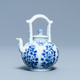 Een Chinese blauw-witte miniatuur theepot, Kangxi