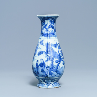 Un vase à suspendre en porcelaine de Chine en bleu et blanc, Wanli