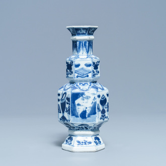 Een Chinese blauw-witte hexagonale vaas, Kangxi