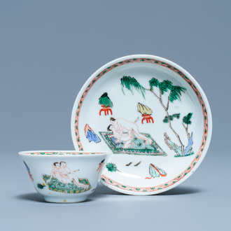 Une tasse et soucoupe en porcelaine de Chine famille verte à sujet érotique, Kangxi