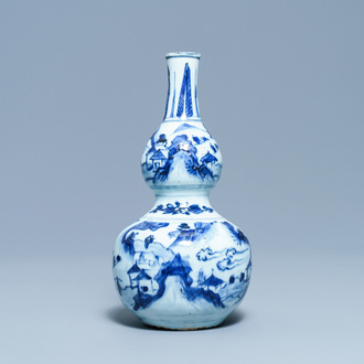 Un vase de forme double gourde en porcelaine de Chine en bleu et blanc, Wanli