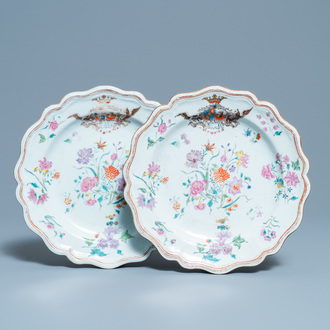 Une paire d'assiettes armoriées en porcelaine de Chine famille rose pour le marché danois, Qianlong