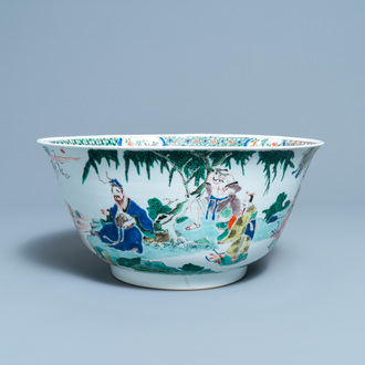 Un grand bol en porcelaine de Chine famille verte à décor figuratif, Kangxi