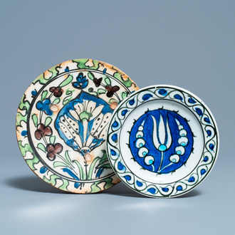 Une coupe Iznik à décor d'une tulipe et un fragment d'un plat de Damas, Turquie et Syrie, 17ème