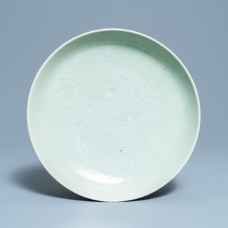 A Chinese monochrome celadon-glazed dish with underglaze floral design, 18/19th C.