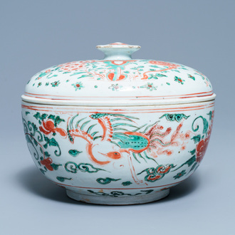 Une terrine couverte en porcelaine de Chine wucai, époque Transition