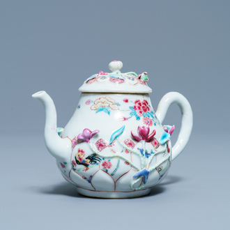 Une théière en porcelaine de Chine famille rose à décor floral en relief, Yongzheng