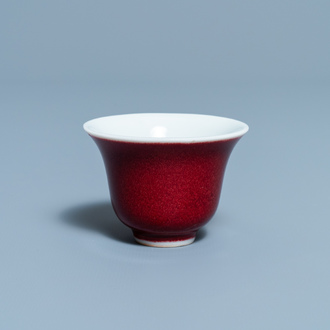 Une tasse à vin en porcelaine de Chine sang de boeuf monochrome, 19/20ème