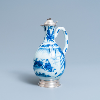 Une verseuse en porcelaine de Chine en bleu et blanc aux montures d'argent hollandais, époque Transition